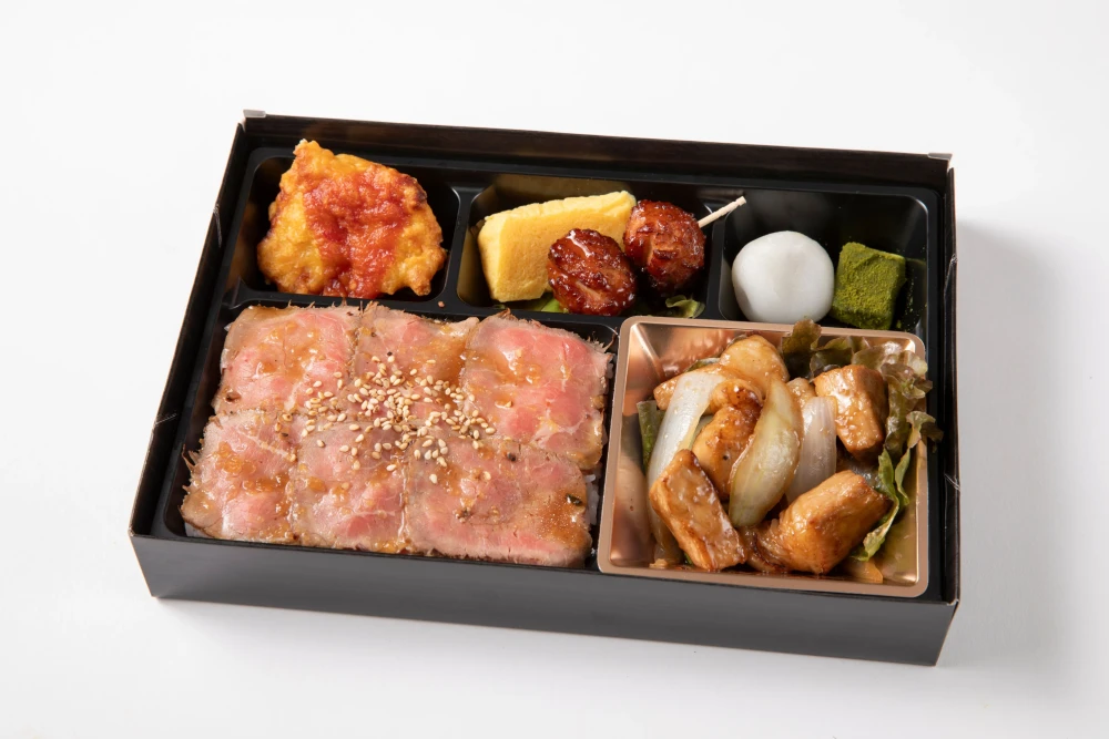 特製ルーロー煮とローストビーフ重の贅沢御膳