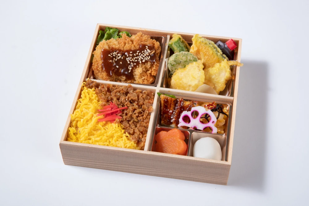 味噌カツと季節の天麩羅のそぼろ重御膳