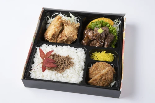 サイコロステーキ・鶏の唐揚げ・メンチカツの牛そぼろ重
