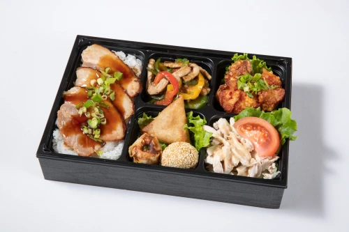 チンジャオロースと油淋鶏の焼豚重弁当