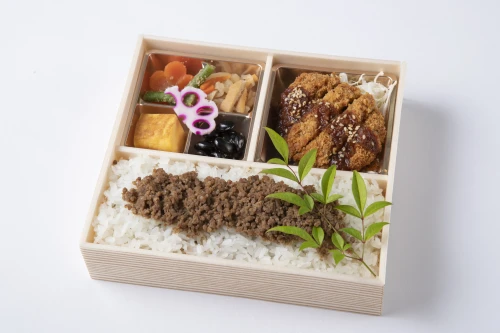 自家製ダレの味噌カツと牛そぼろ重御膳