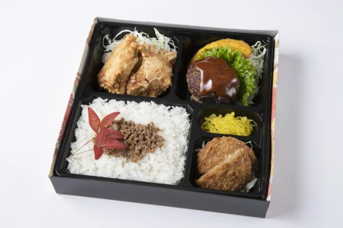 自家製デミグラスハンバーグ・鶏の唐揚げ・メンチカツの牛そぼろ重