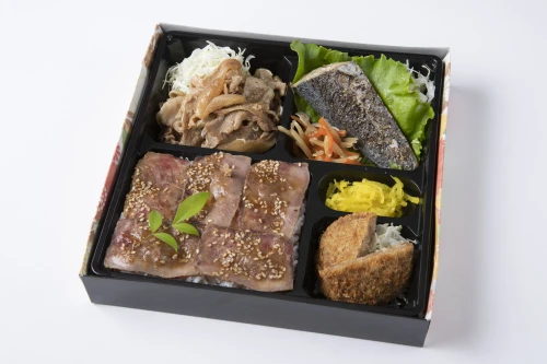 生姜焼き・季節の魚の西京焼き・メンチカツのローストビーフ重