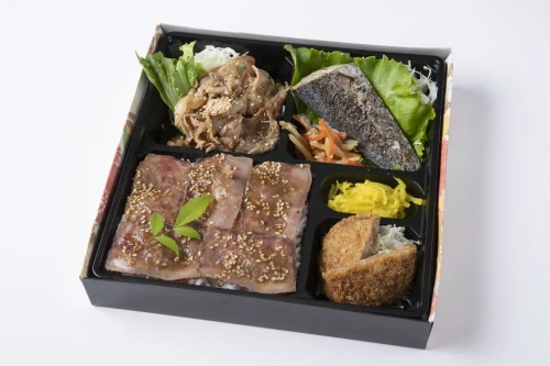 焼肉カルビ・季節の魚の西京焼き・メンチカツのローストビーフ重