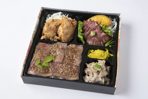 特選黒牛ステーキ・鶏の唐揚げ・しゃぶしゃぶのローストビーフ重