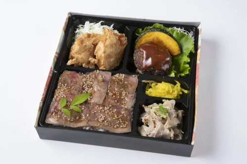 自家製デミグラスハンバーグ・鶏の唐揚げ・しゃぶしゃぶのローストビーフ重