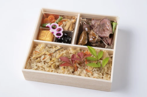 サイコロステーキとローストビーフの炊き込み御膳